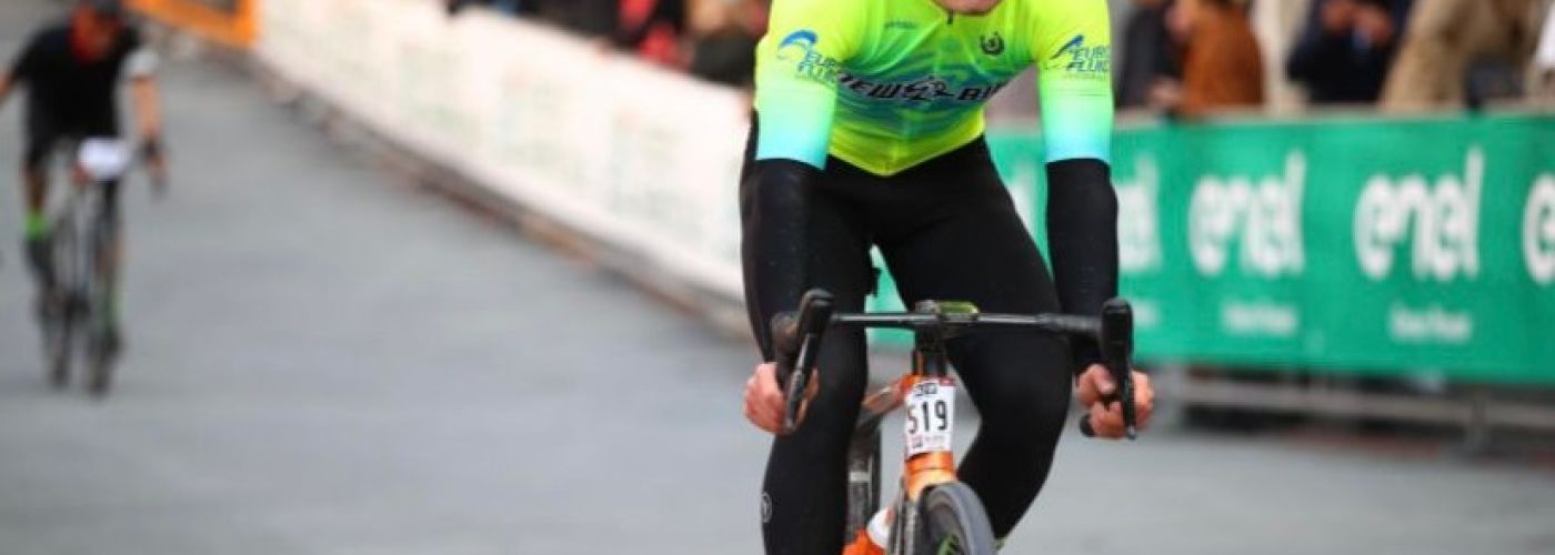 Filippo Bigi del Team New Bike alla Granfondo Strade Bianche 2023 di Siena